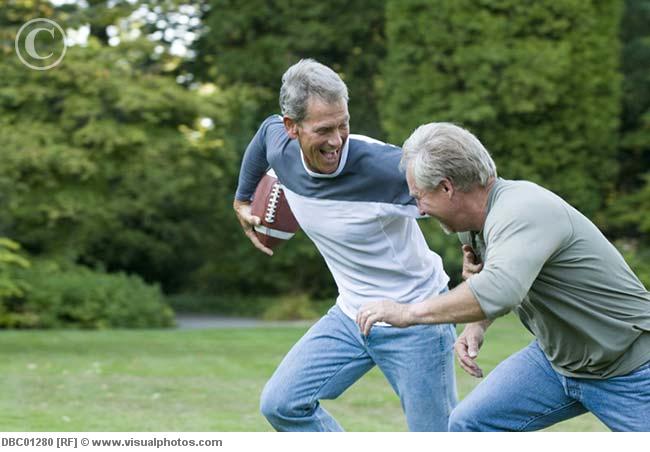 men_playing_football_dbc01280.jpeg 