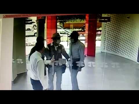 Empleado cierra la puerta a tiempo e impide asalto bancario en Guadalajara