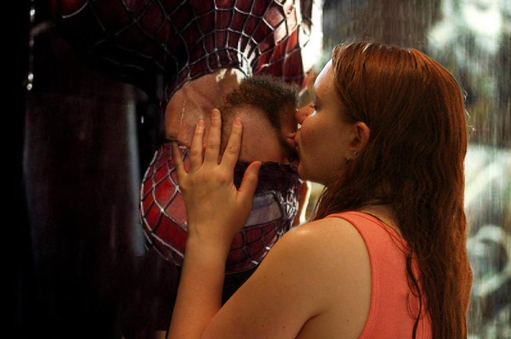Ibarra sophie rain spiderman video проверь. Человек паук 2002 поцелуй. Человек паук 2002 поцелуй под дождем. Год первого поцелуя 2002.