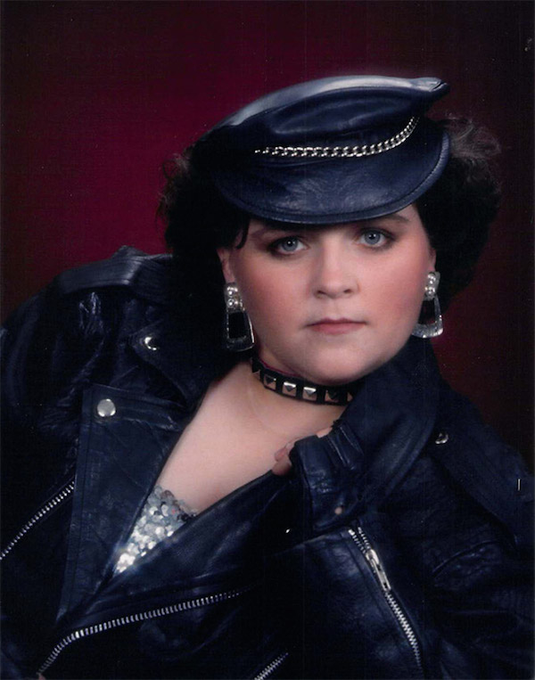 23 Low-Budget Glamour Shots That Are Just Too Terrible for Words.