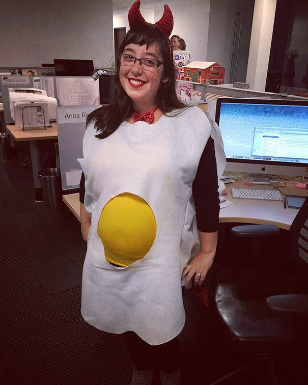 24 Creative Halloween Costumes from Pregnant Women