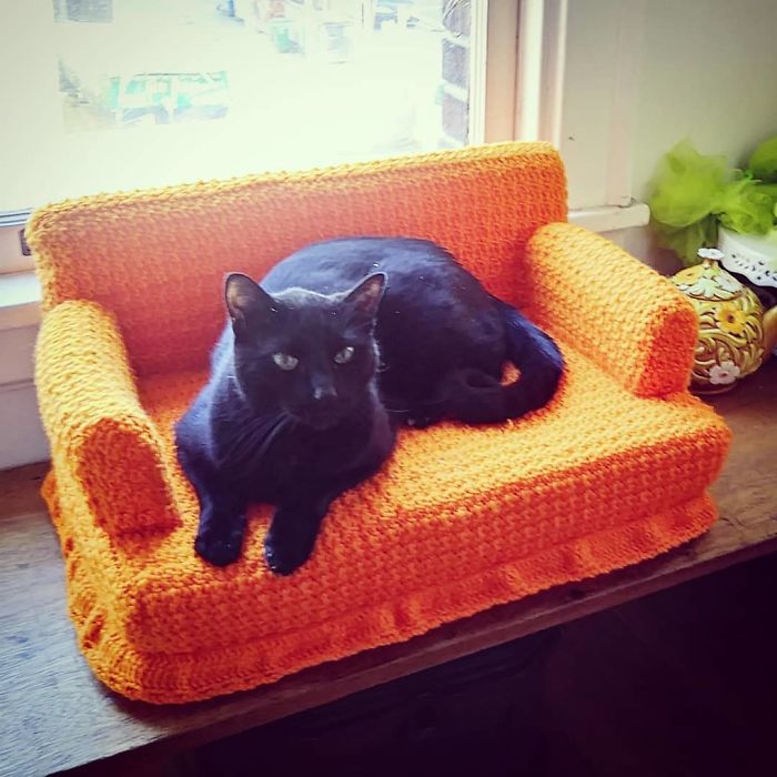 Tiny Crochet Cat Sofas Because We All Have That Kind Of Time