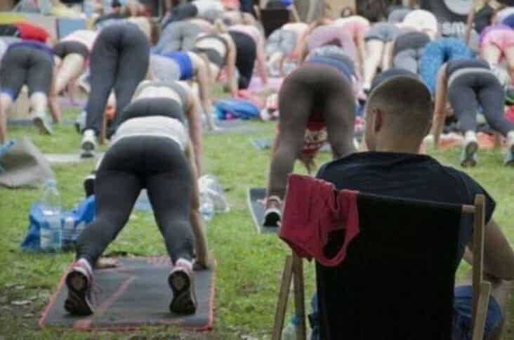 man sitting behind women doing yoga, man sitting behind women doing yoga picture