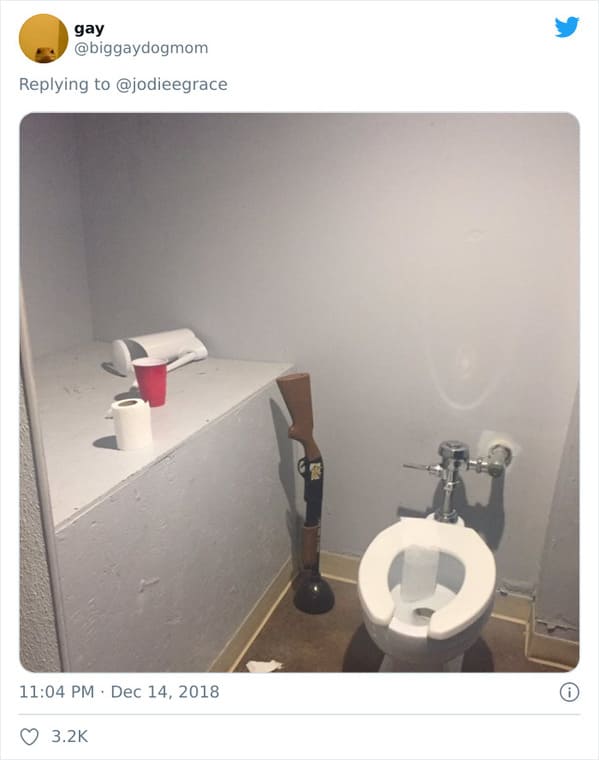 People On Twitter Share The Most Bizarre Things They've Found In Men's Bathrooms (50 Tweets) - Jarastyle