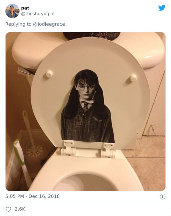 People On Twitter Share The Most Bizarre Things They've Found In Men's Bathrooms (50 Tweets) - Jarastyle