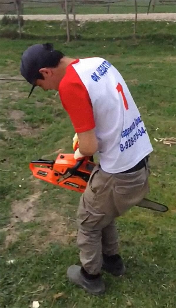 chainsaw between legs idiot at work