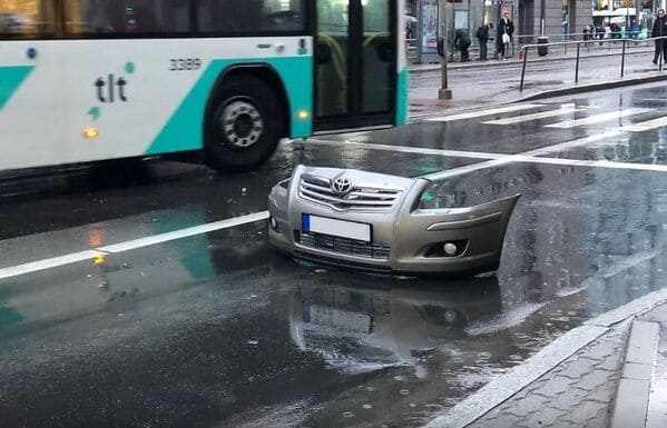 glitch in the matrix images - This Picture Of A Car Bumper Taken After A Car Crash Looks Like It Belongs To The Car Coming From Another Dimension