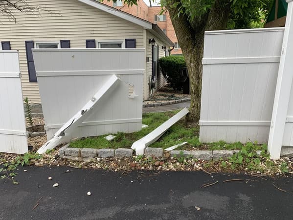 And The "Worst Neighbors Of The Week" Award Goes To... — 20 Sucky Neighbors - Jarastyle