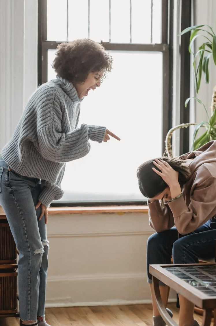 'I Saw You Help That Girl!' — Manager Gets Chewed Out By A Karen At A Restaurant She Doesn't Even Manage - Jarastyle