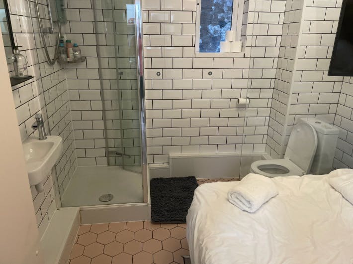 "Airbnpee" — Guest Arrives At His Airbnb And Realizes It's Just A Bathroom With A Bed In It, Now Everyone's Hilariously Roasting It - Jarastyle