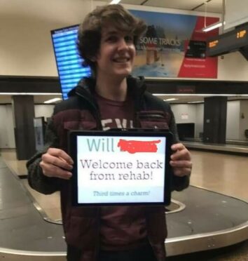 40 Funny Airport Pickup Signs That Made For An Unforgettable Welcome