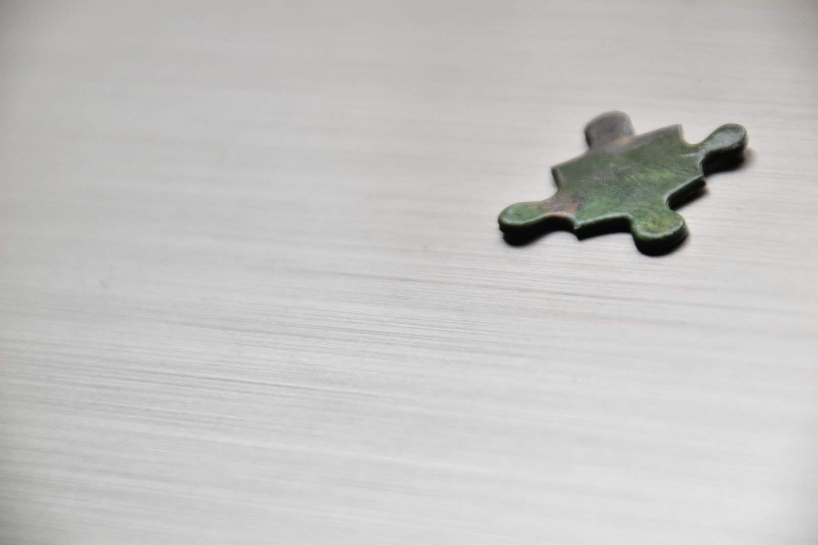 a piece of metal sitting on top of a table