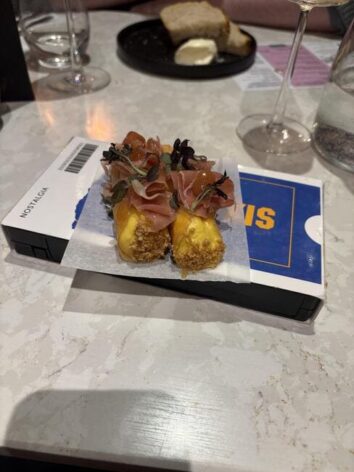 20 Pretentious Restaurants Serving Food On Literally Anything Buy A Plate