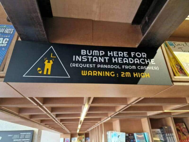 Warning sign indicating a 2-meter high obstacle for safety.