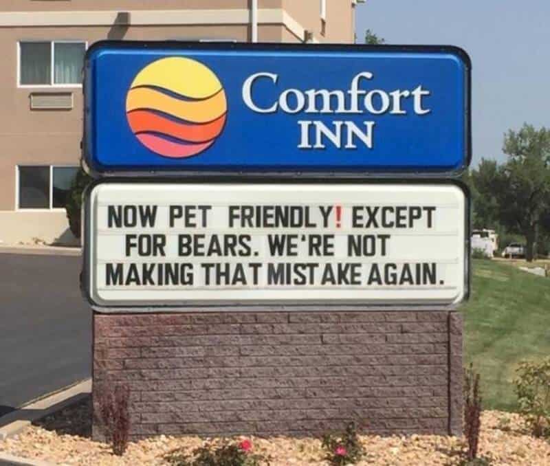 Comfort INN sign with pet policy message.