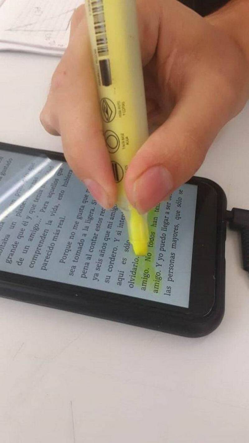 Highlighter marking text on an e-reader device.