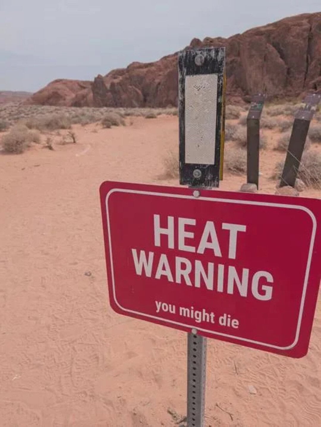 Heat warning sign in desert: you might die.
