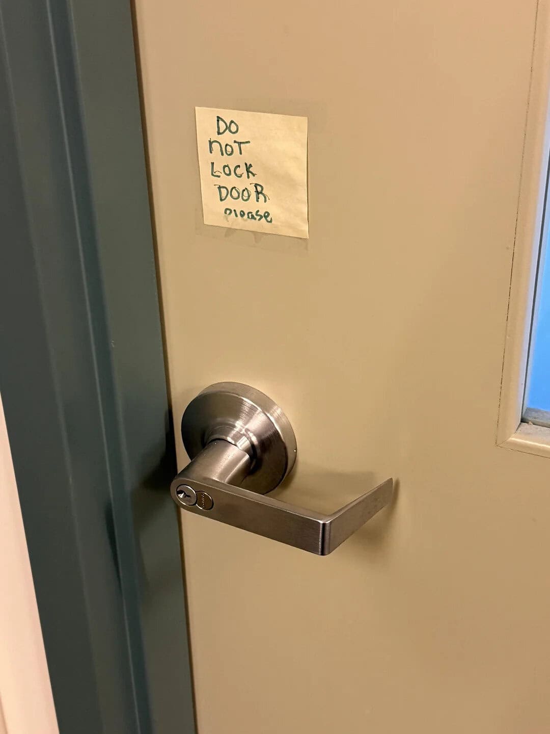 Sticky note on door says 'Do NOT lock door please'.