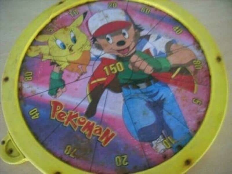 Clock with Pikachu and Ash from Pokémon, and the word 'Pekoman'.