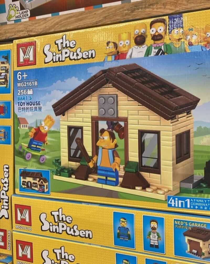 The SinPusen toy house with a minifigure outside, set in a colorful box.