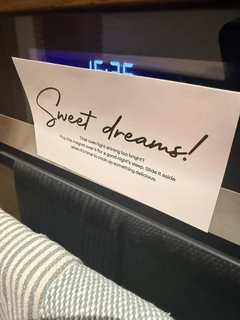 Sign says 'Sweet dreams!' with a message about a magnet on a fridge.
