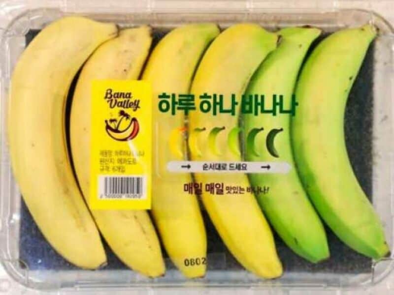 Pack of bananas with Korean text and a yellow label from Bana Valley.