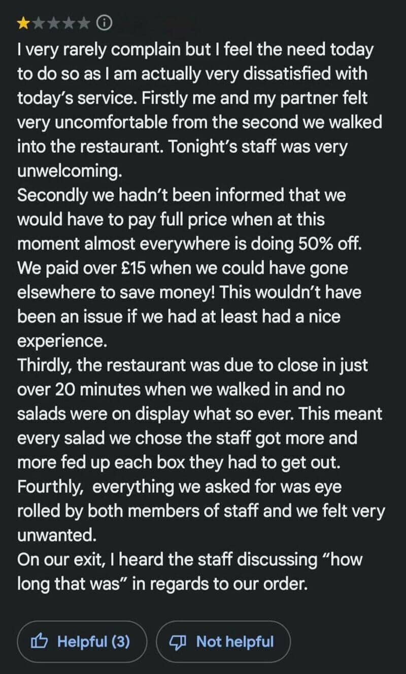 Customer review about restaurant experience, mentioning staff, discounts, and wait time.
