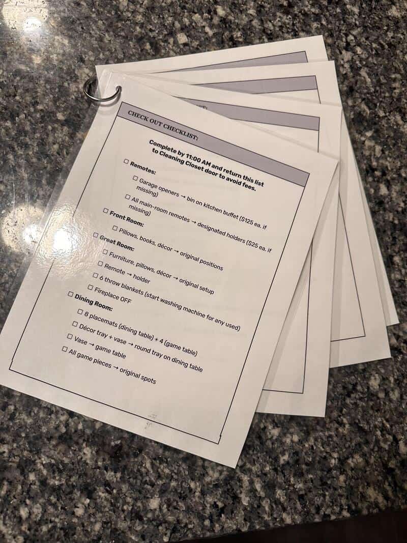 Check-out checklist for Airbnb with cleaning instructions and room checkboxes.