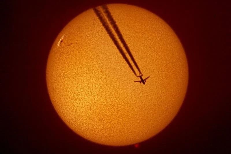 Airplane silhouette with contrails over the sun, showing misleading thumbnails.