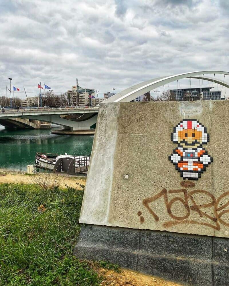 Pixel art of a character in a white and orange outfit on a concrete barrier.