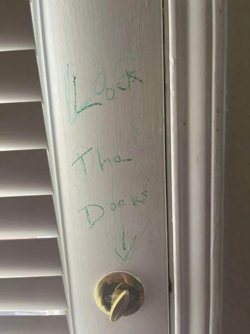 Lock on door with handwritten note saying 'Look Thar Door'.