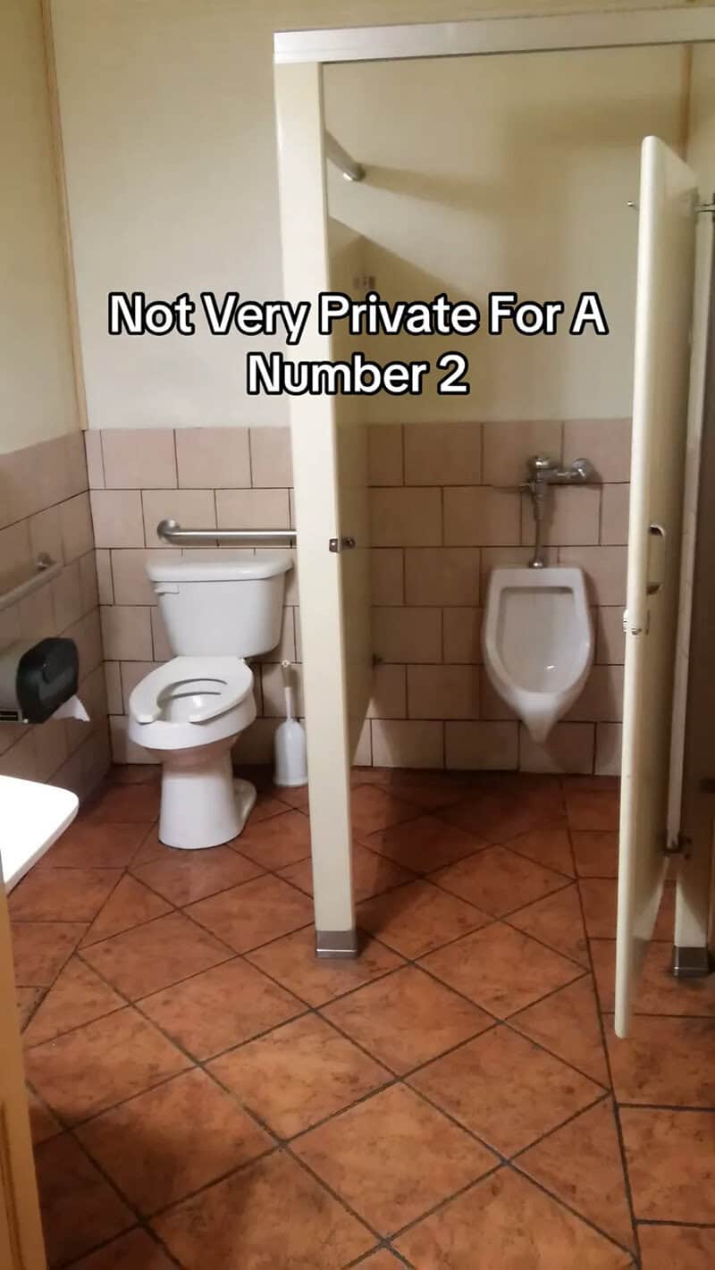 Bathroom with toilet and urinal, divided by a partition, with text overlay.