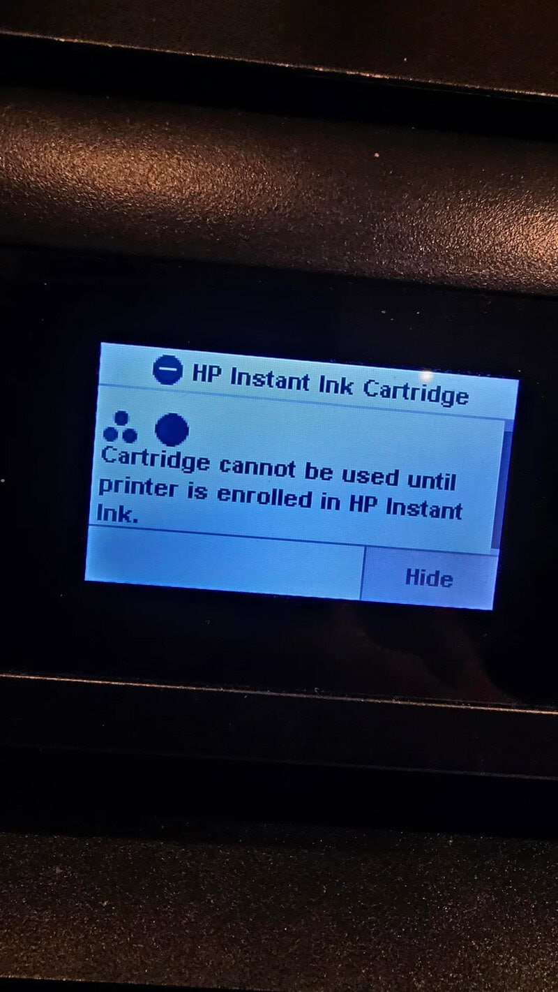 HP Instant Ink Cartridge error message on printer screen.