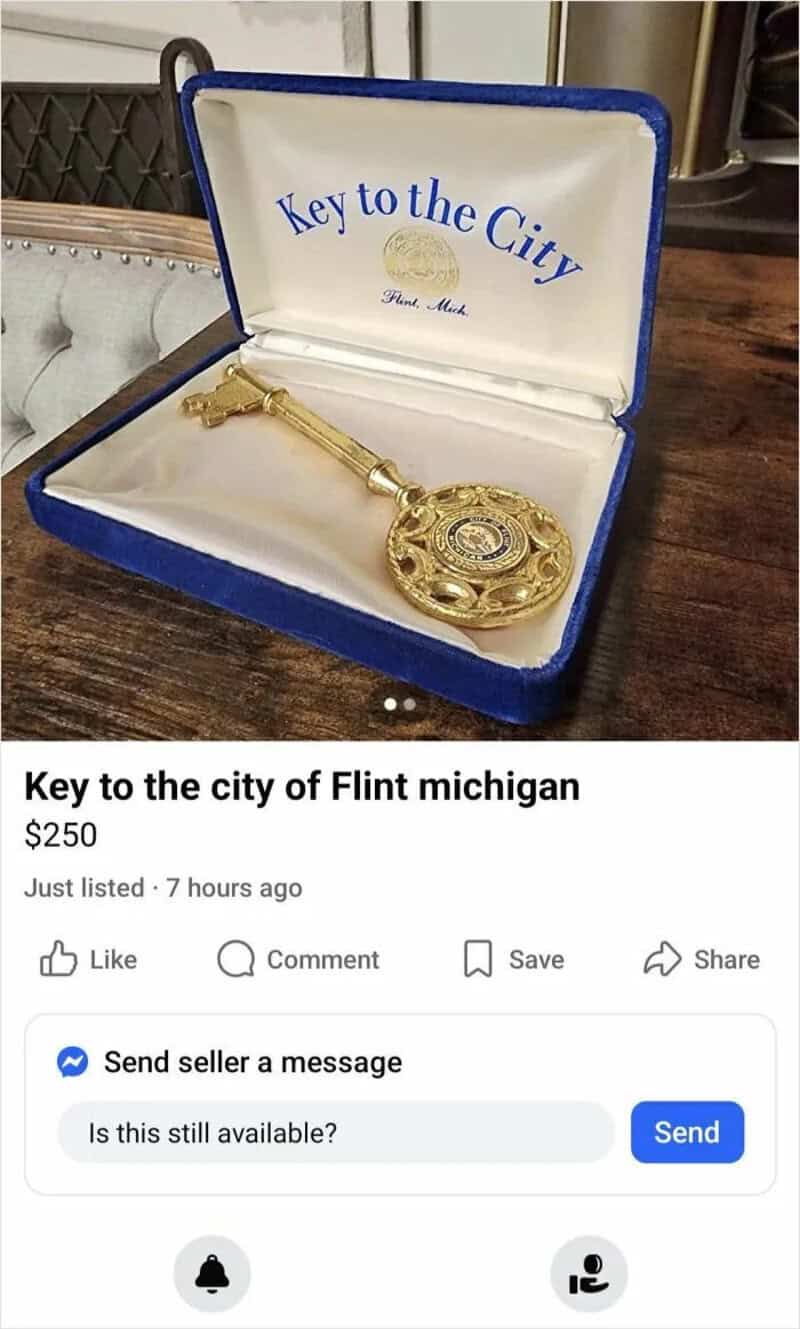 Gold key in a blue velvet box with 'Key to the City' written inside the lid.